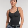 Body Laisa Tanga Seamless con Control de Abdomen y Almohadillas Removibles – Sin Aros - Negro