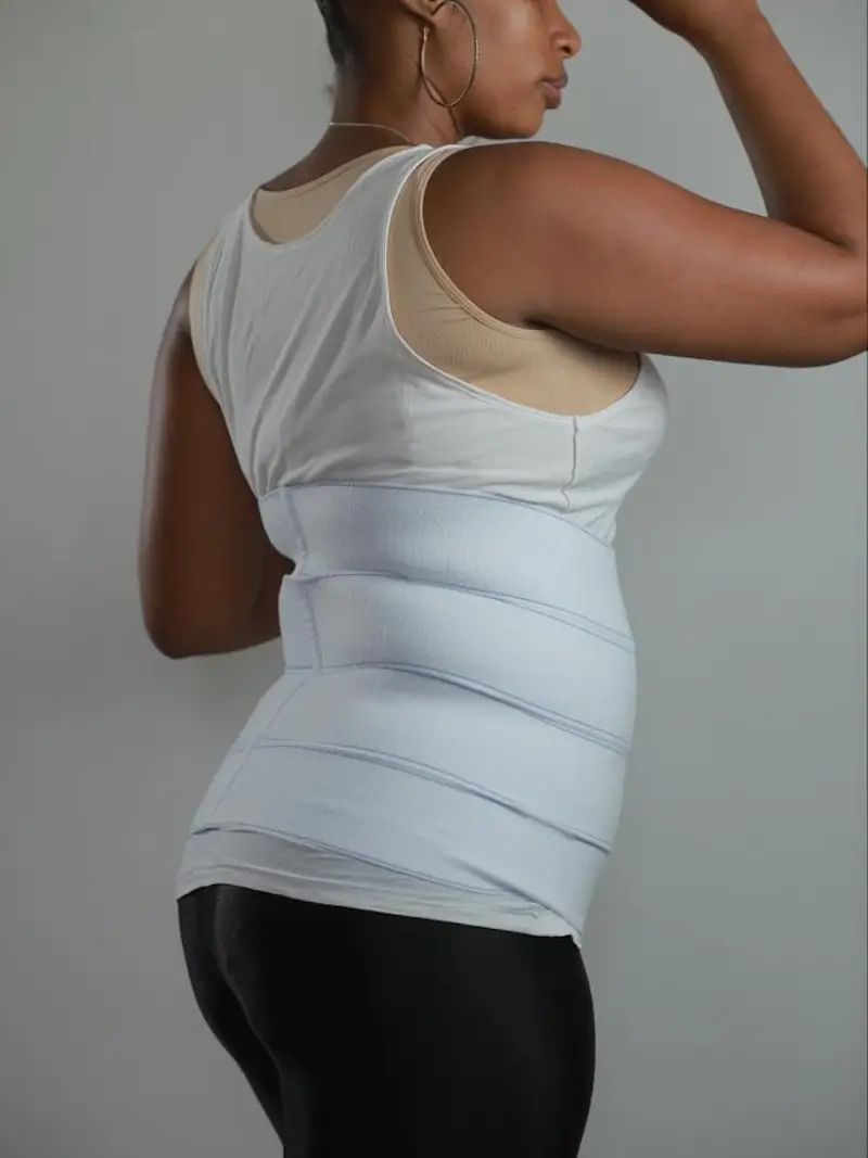 Modelo con Faja de 4 Paneles Blanca con Raya Azul 2