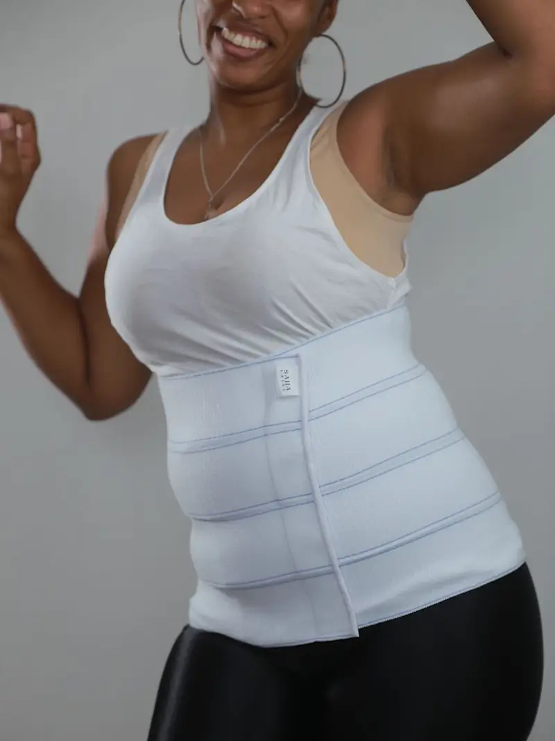 Modelo con Faja de 4 Paneles Blanca con Raya Azul frontal 2