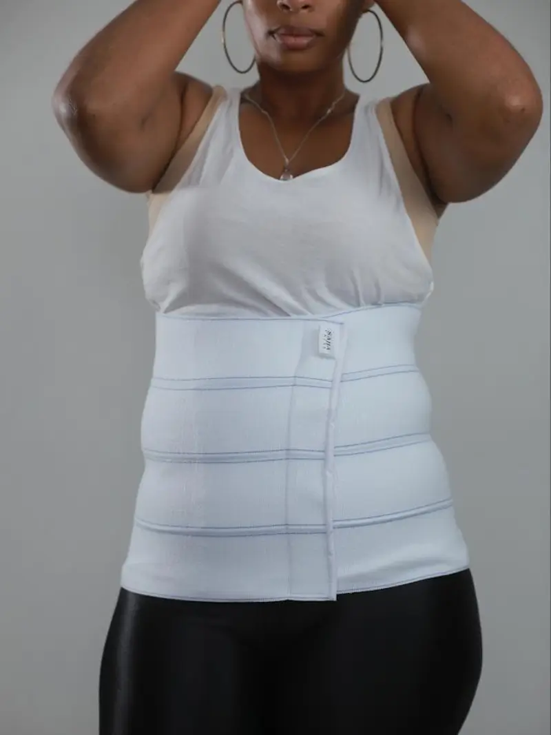 Modelo con Faja de 4 Paneles Blanca con Raya Azul frontal