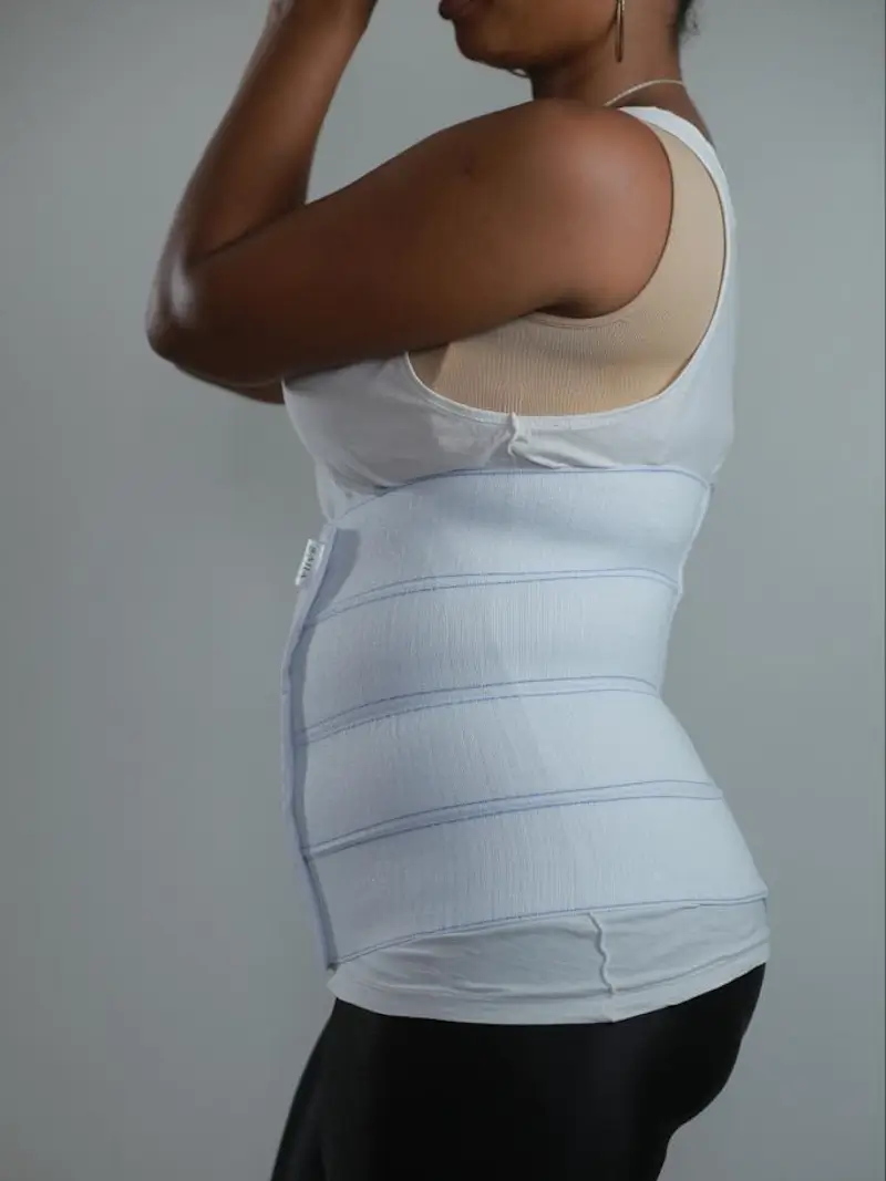 Modelo con Faja de 4 Paneles Blanca con Raya Azul