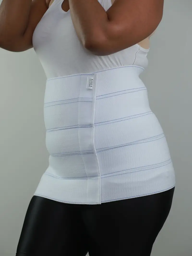 Modelo con Faja de 5 Paneles Blanca con Raya Azul